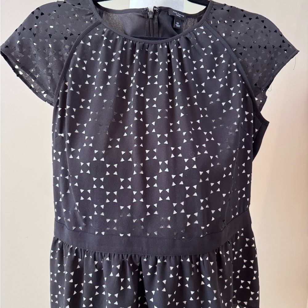 Ann Taylor 8P Chic Black and White Patterned Top